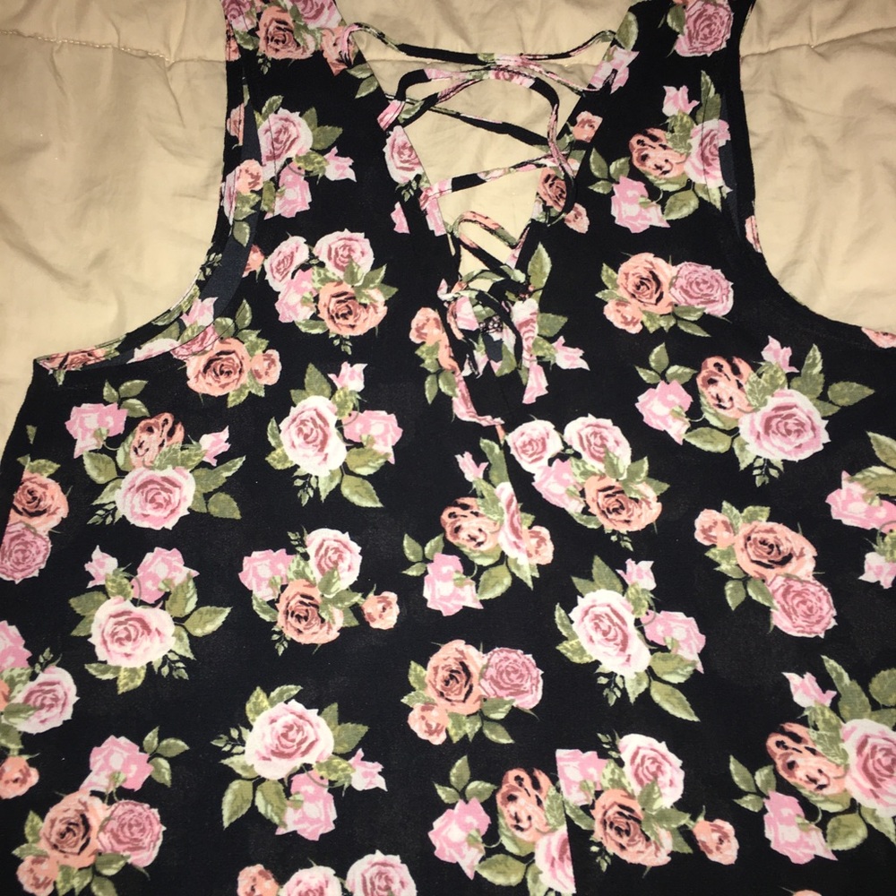 No sleeve shirt with pink roses